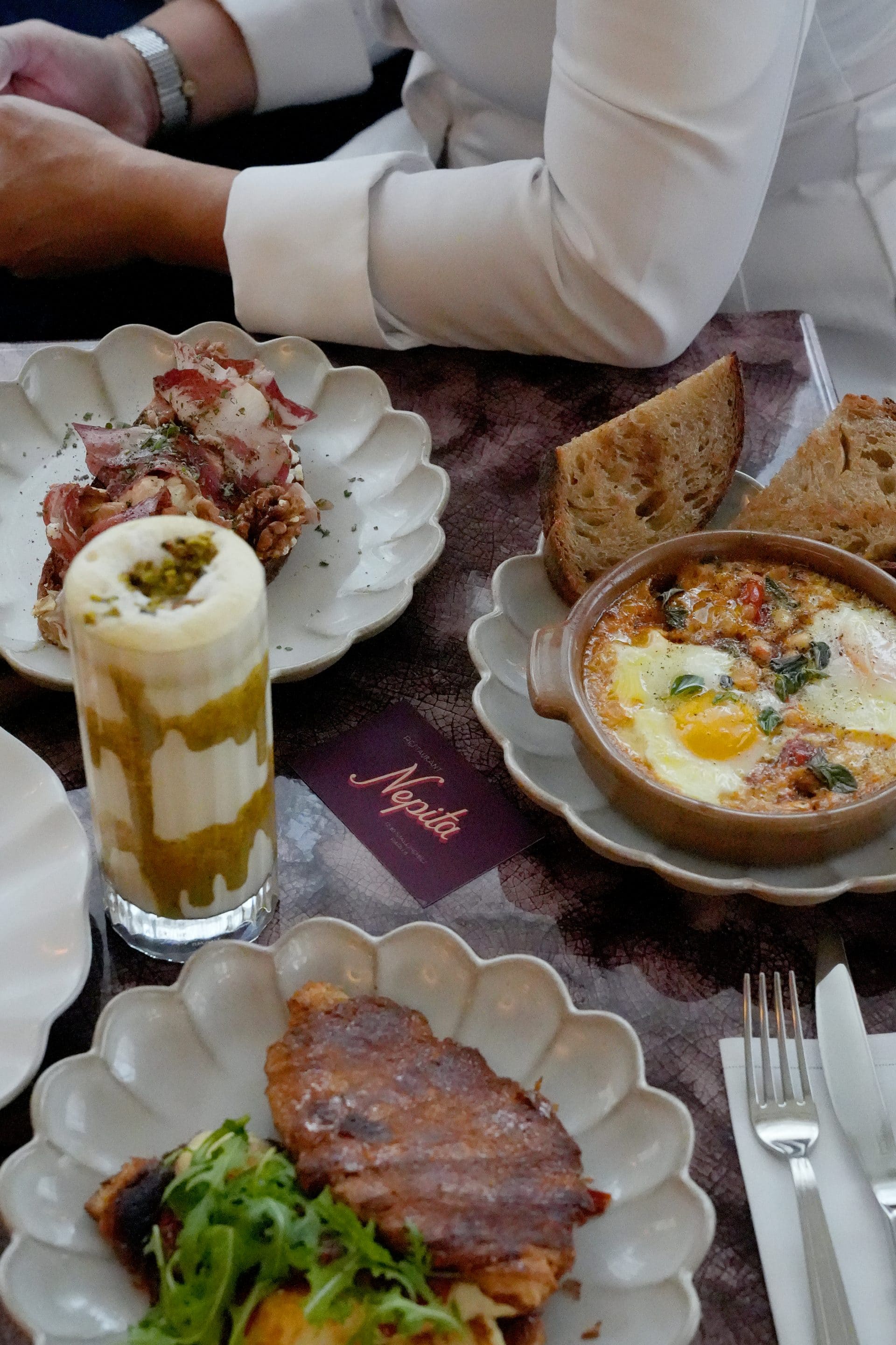 KALIOSXNEPITA-BRUNCHTABLE-1-@azilizquintin